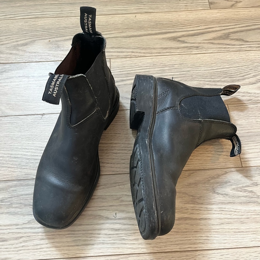 Black blundstone boots